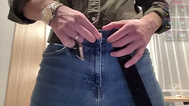 Snapshot of cute_mark chatting on 10/21/25, 03:18 cute mark online show from 10/21/25, 03:18