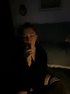 Snapshot of Stoner_BarbieXX chatting on 12/19/25, 11:01 Stoner BarbieXX online show from 12/19/25, 11:01