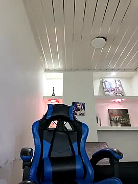 Snapshot of zoe_connor19 chatting on 12/19/25, 07:43 zoe connor19 online show from 12/19/25, 07:43