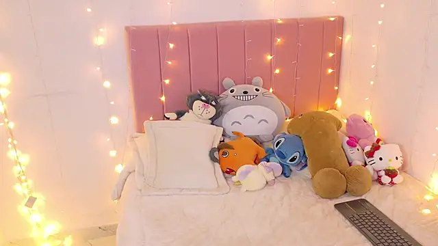 Snapshot of p3ach1 chatting on 12/05/25, 03:15 p3ach1 online show from 12/05/25, 03:15