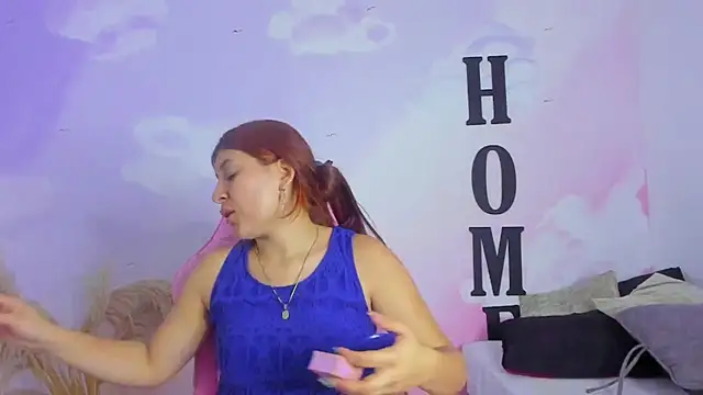 Snapshot of carolayrosse chatting on 02/04/25, 01:13 carolayrosse online show from 02/04/25, 01:13