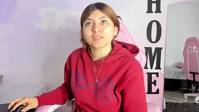 Snapshot of carolayrosse chatting on 03/18/25, 03:31 carolayrosse online show from 03/18/25, 03:31