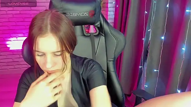 Snapshot of Tonya_Gray chatting on 12/22/24, 03:55 Tonya Gray online show from 12/22/24, 03:55