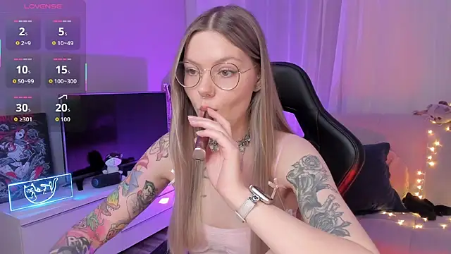 Marta May  online show from 10/10/25, 05:23