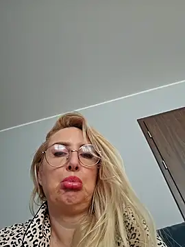 Snapshot of MariaRichi_ chatting on 03/04/25, 10:24 MariaRichi online show from 03/04/25, 10:24