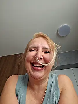 Snapshot of MariaRichi_ chatting on 03/06/25, 10:52 MariaRichi online show from 03/06/25, 10:52