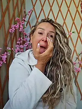 Snapshot of MariaRichi_ chatting on 10/06/25, 06:44 MariaRichi online show from 10/06/25, 06:44