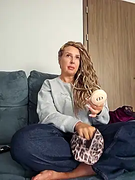 Snapshot of MariaRichi_ chatting on 10/07/25, 08:33 MariaRichi online show from 10/07/25, 08:33