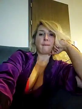 Snapshot of MariaRichi_ chatting on 10/19/25, 07:14 MariaRichi online show from 10/19/25, 07:14