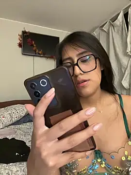 Snapshot of AleFantasy0001 chatting on 11/12/25, 04:24 AleFantasy0001 online show from 11/12/25, 04:24