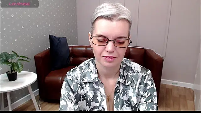 Snapshot of Cutie_Erikaa1 chatting on 12/18/25, 02:17 Cutie Erikaa1 online show from 12/18/25, 02:17