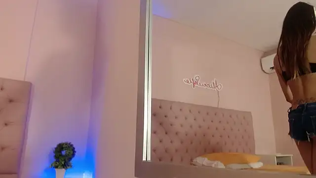 Snapshot of alice_sofia chatting on 10/03/25, 12:02 alice sofia online show from 10/03/25, 12:02