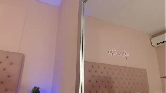 Snapshot of alice_sofia chatting on 11/17/25, 01:28 alice sofia online show from 11/17/25, 01:28