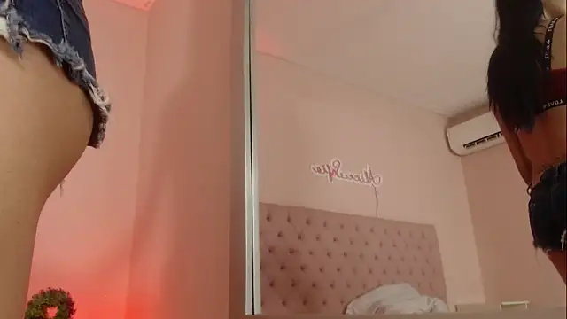 Snapshot of alice_sofia chatting on 11/24/25, 01:22 alice sofia online show from 11/24/25, 01:22