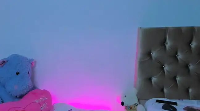 Snapshot of StassieBell chatting on 02/13/25, 04:00 StassieBell online show from 02/13/25, 04:00