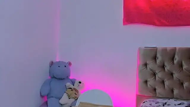 Snapshot of StassieBell chatting on 03/10/25, 05:29 StassieBell online show from 03/10/25, 05:29