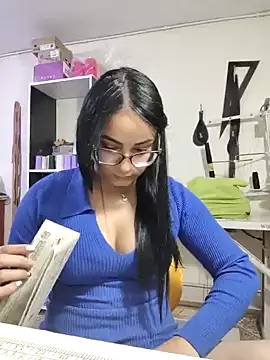 Snapshot of aleejhandraa chatting on 01/31/25, 08:22 aleejhandraa online show from 01/31/25, 08:22