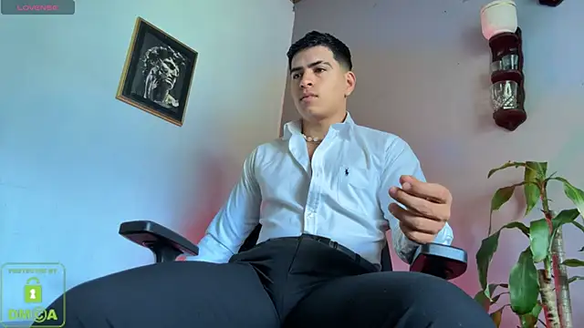 Snapshot of Adrian_Mill3r chatting on 11/04/25, 04:50 Adrian Mill3r online show from 11/04/25, 04:50