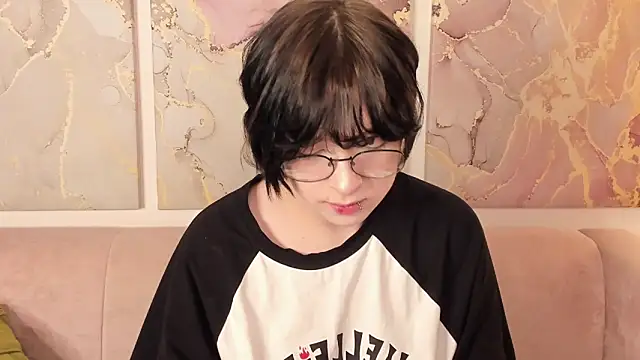 Snapshot of fiamoory chatting on 11/19/25, 12:10 fiamoory online show from 11/19/25, 12:10