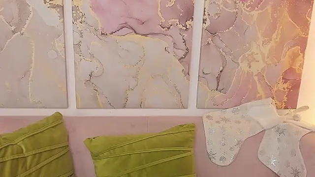 Snapshot of fiamoory chatting on 12/04/25, 08:23 fiamoory online show from 12/04/25, 08:23