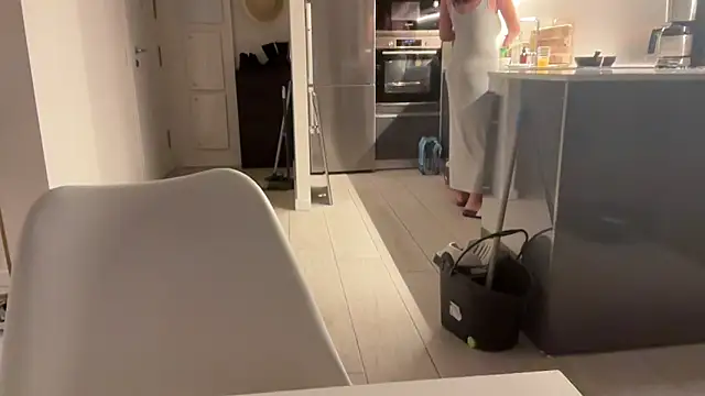 Snapshot of leaxoxo chatting on 12/05/24, 06:44 leaxoxo online show from 12/05/24, 06:44