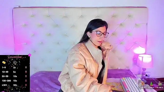 Snapshot of _jade_white_ chatting on 12/21/24, 12:06 jade white online show from 12/21/24, 12:06