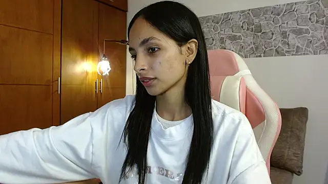 Snapshot of AnnitaSerna_ chatting on 10/10/25, 03:33 AnnitaSerna online show from 10/10/25, 03:33