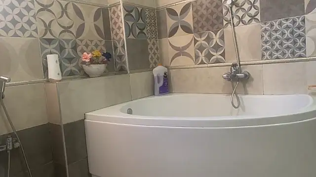 Snapshot of emylolo9 chatting on 12/14/24, 12:44 emylolo9 online show from 12/14/24, 12:44