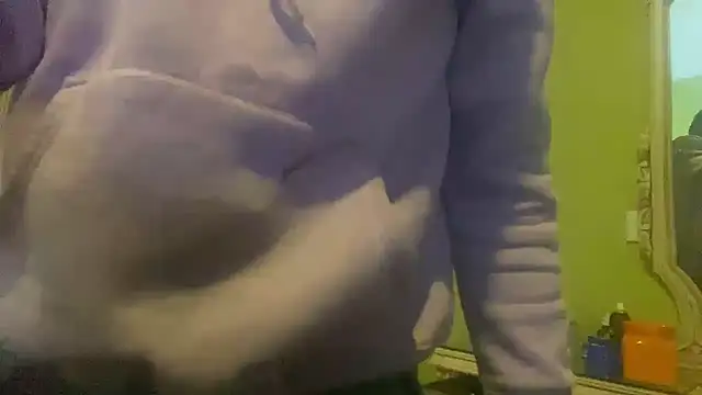 Snapshot of emylolo9 chatting on 12/17/24, 06:53 emylolo9 online show from 12/17/24, 06:53