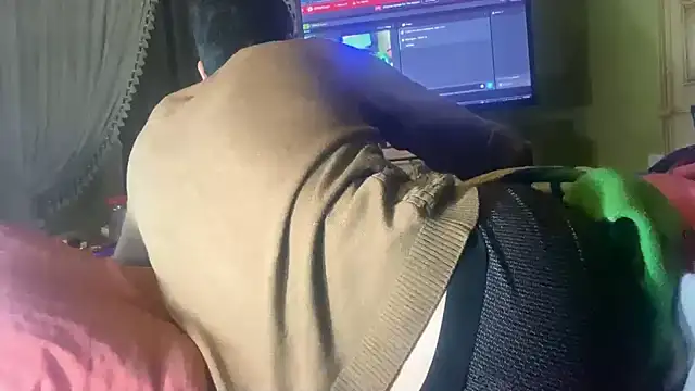 Snapshot of emylolo9 chatting on 12/22/24, 10:25 emylolo9 online show from 12/22/24, 10:25