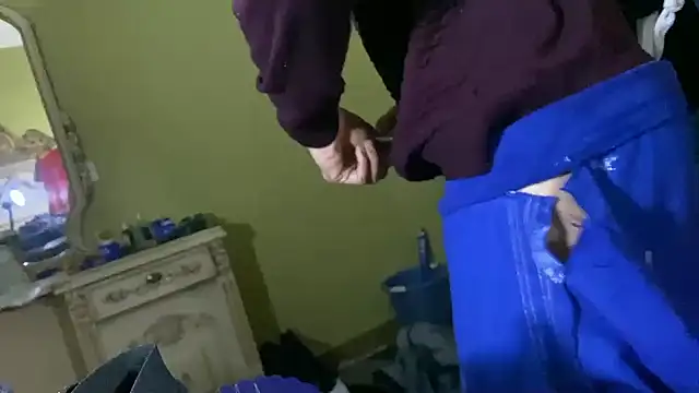 Snapshot of emylolo9 chatting on 12/28/24, 10:02 emylolo9 online show from 12/28/24, 10:02