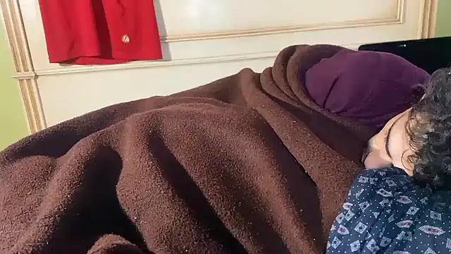 Snapshot of emylolo9 chatting on 12/29/24, 04:16 emylolo9 online show from 12/29/24, 04:16