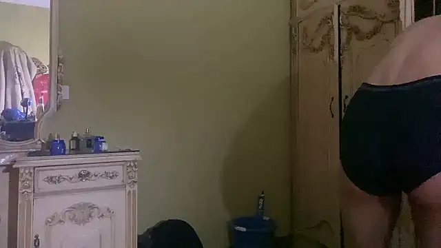 Snapshot of emylolo9 chatting on 12/30/24, 10:55 emylolo9 online show from 12/30/24, 10:55