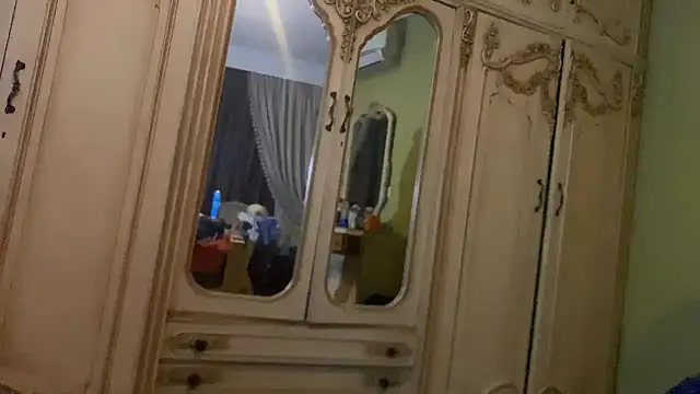 Snapshot of emylolo9 chatting on 01/01/25, 11:29 emylolo9 online show from 01/01/25, 11:29