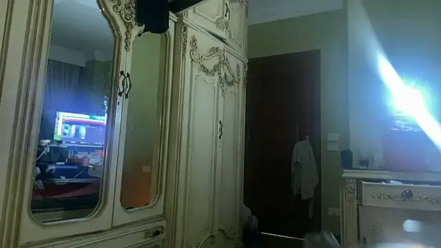 Snapshot of emylolo9 chatting on 01/04/25, 04:32 emylolo9 online show from 01/04/25, 04:32