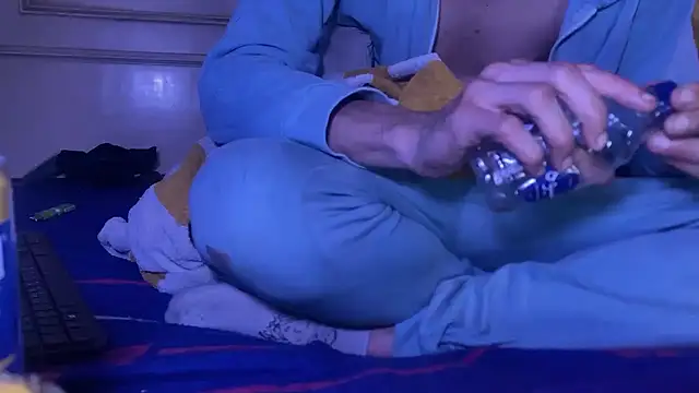 Snapshot of emylolo9 chatting on 02/02/25, 09:02 emylolo9 online show from 02/02/25, 09:02