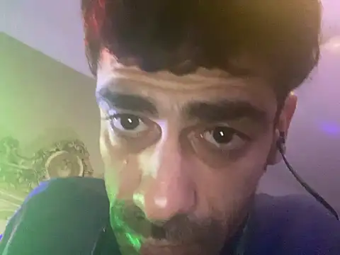 Snapshot of emylolo9 chatting on 02/08/25, 01:11 emylolo9 online show from 02/08/25, 01:11