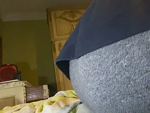 Snapshot of emylolo9 chatting on 02/08/25, 11:55 emylolo9 online show from 02/08/25, 11:55