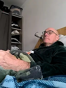 Snapshot of bogland33 chatting on 03/03/25, 09:44 bogland33 online show from 03/03/25, 09:44