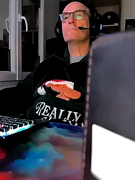 Snapshot of bogland33 chatting on 03/03/25, 07:17 bogland33 online show from 03/03/25, 07:17