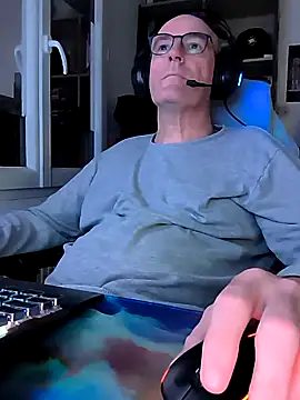 Snapshot of bogland33 chatting on 03/03/25, 10:20 bogland33 online show from 03/03/25, 10:20