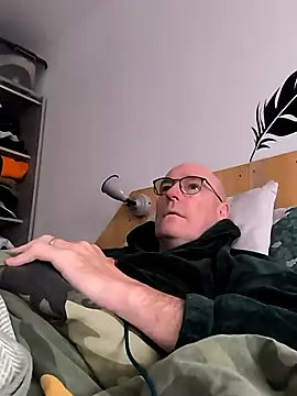 Snapshot of bogland33 chatting on 03/04/25, 08:02 bogland33 online show from 03/04/25, 08:02