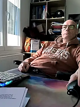 Snapshot of bogland33 chatting on 03/04/25, 03:48 bogland33 online show from 03/04/25, 03:48