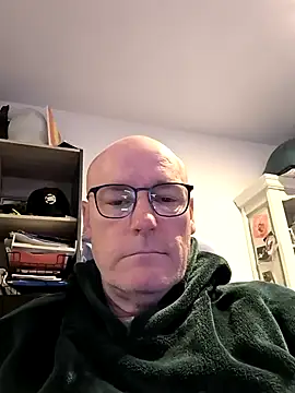 Snapshot of bogland33 chatting on 03/04/25, 07:22 bogland33 online show from 03/04/25, 07:22