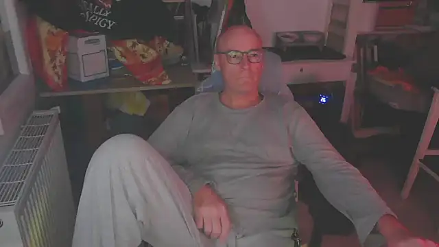 Snapshot of bogland33 chatting on 03/04/25, 10:27 bogland33 online show from 03/04/25, 10:27