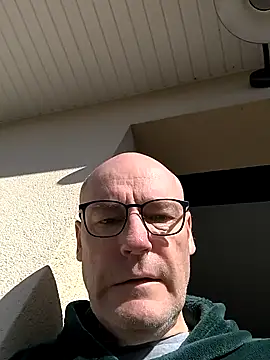 Snapshot of bogland33 chatting on 03/05/25, 10:11 bogland33 online show from 03/05/25, 10:11