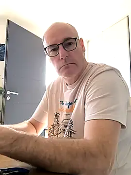 Snapshot of bogland33 chatting on 03/05/25, 02:45 bogland33 online show from 03/05/25, 02:45