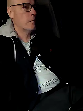 Snapshot of bogland33 chatting on 03/07/25, 07:27 bogland33 online show from 03/07/25, 07:27