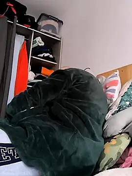 Snapshot of bogland33 chatting on 03/08/25, 09:28 bogland33 online show from 03/08/25, 09:28