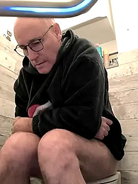 Snapshot of bogland33 chatting on 03/10/25, 10:04 bogland33 online show from 03/10/25, 10:04